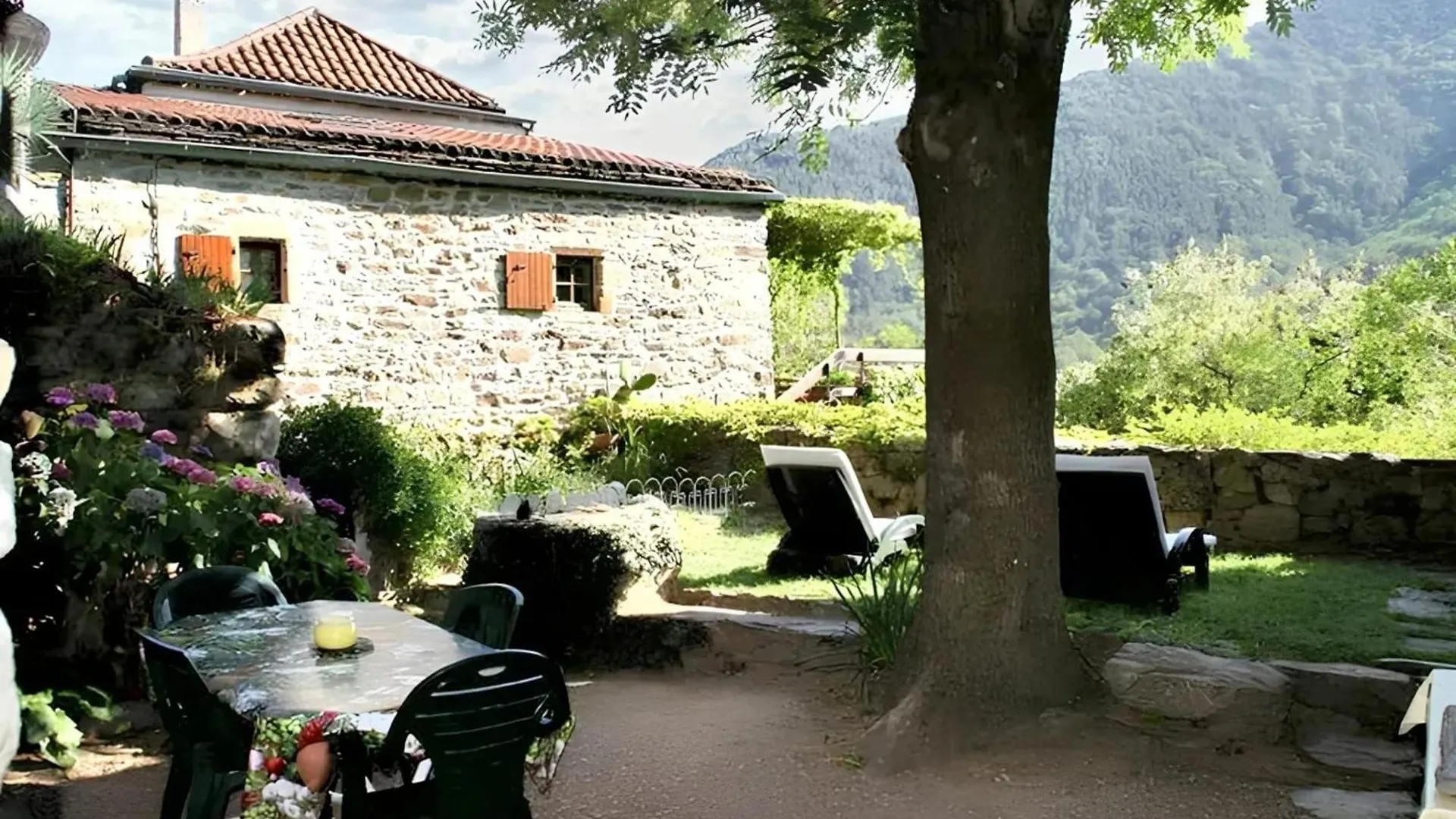 Maison Cosy Avec Vue Sur La Montagne A Dompnac, Cheminee Holiday home